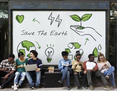 çok ırklı öğrenciler birlikte oturan