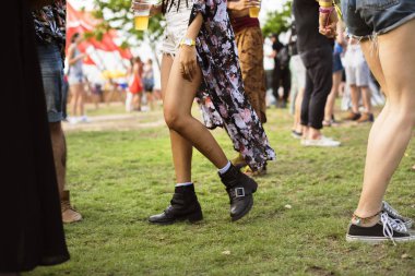  Arkadaşlar eğleniyor.