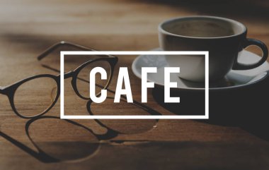 kahve fincanı ve gözlük