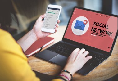 Dizüstü bilgisayarda yazan kadın klavyesi