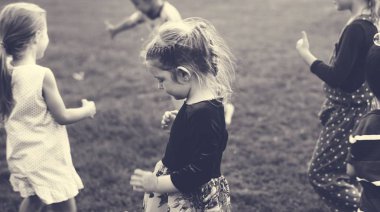 çocuklar parkta oynarken