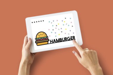 kişi holding dijital tablet