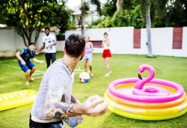 bahçede oynayan arkadaşlar