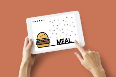 kişi holding dijital tablet