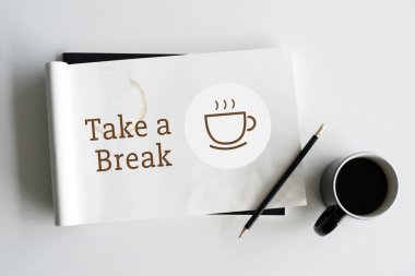 boyama kitabı ve kahve fincanı