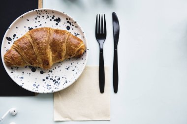 lezzetli kruvasan plaka üzerinde pişmiş, orijinal photoset 