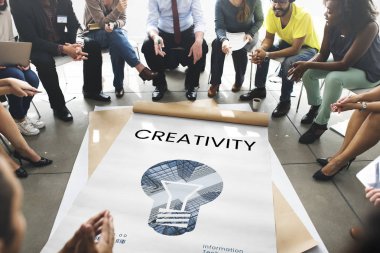 çemberde poster üzerinde oturan insanlar