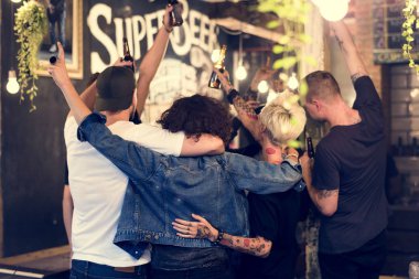 Farklı insanlar pub Out asılı