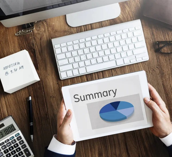 Dijital tablet kullanan işadamı