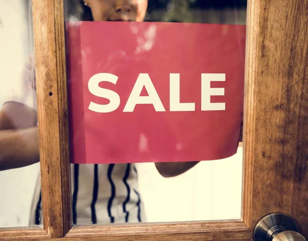 Afrikanerin in Schürze arbeitet im Geschäft — Stockfoto