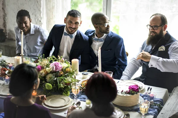 Amigos sentados na mesa de casamento — Fotografia de Stock