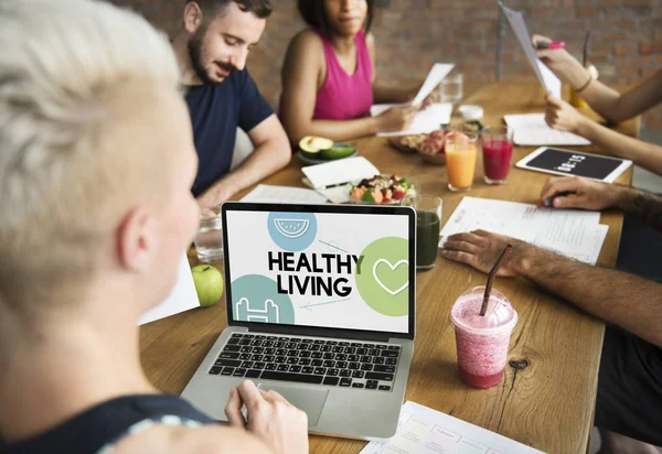 Fitness jovens adultos em reunião — Fotografia de Stock