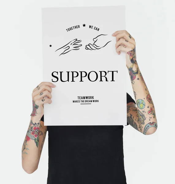 Mulher tatuada segurando cartaz — Fotografia de Stock