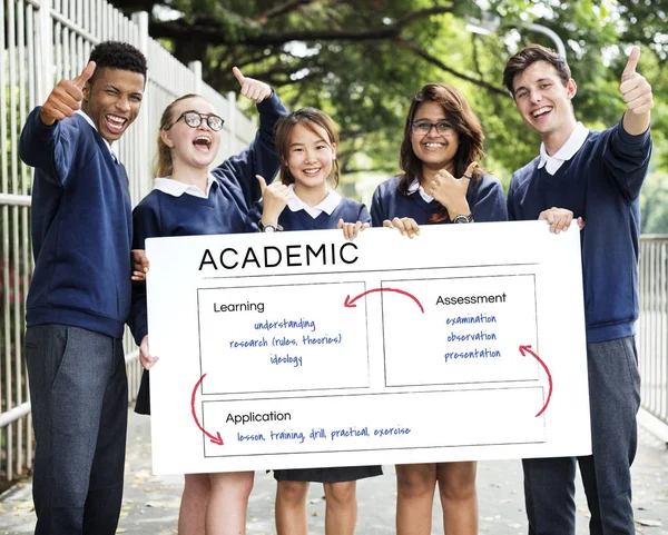 Felici studenti multicuturali con banner — Foto Stock