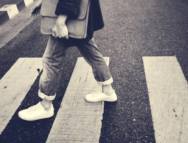 Περπάτημα άνθρωπος στο δρόμο — Φωτογραφία Αρχείου