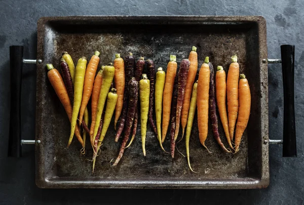 Необычная морковь, помещенная в лоток — стоковое фото