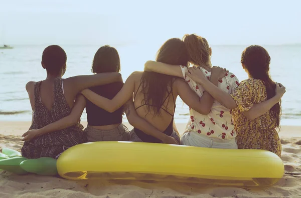 Meisjes zitten op strand — Stockfoto