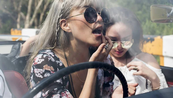 Mujer poniendo lápiz labial en los labios — Foto de Stock