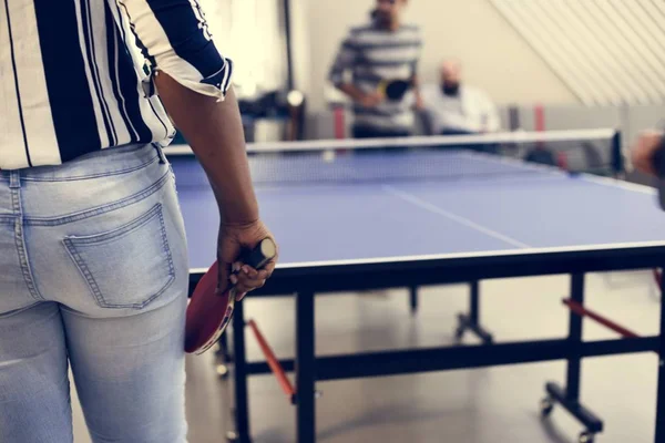 Pessoas jogando tênis de mesa — Fotografia de Stock