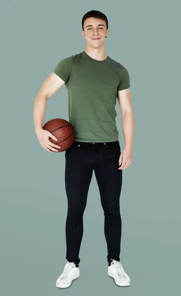 Мужчина держит баскетбол — стоковое фото