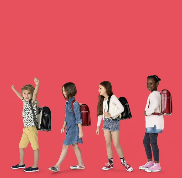 Enfants marchant avec des sacs à dos — Photo