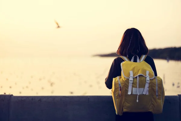 Mulher viajante com mochila — Fotografia de Stock