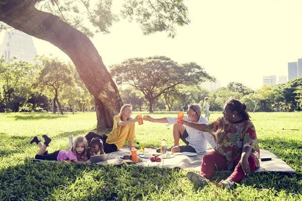 Família fazendo piquenique ao ar livre — Fotografia de Stock