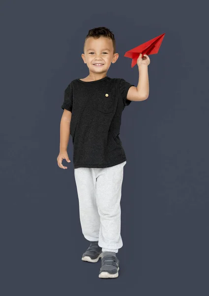 Αγόρι με χάρτινο αεροπλανάκι — Φωτογραφία Αρχείου