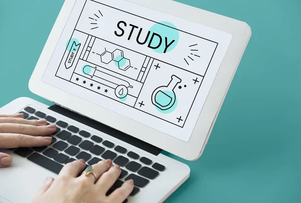 Dizüstü bilgisayarda yazan kadın klavyesi