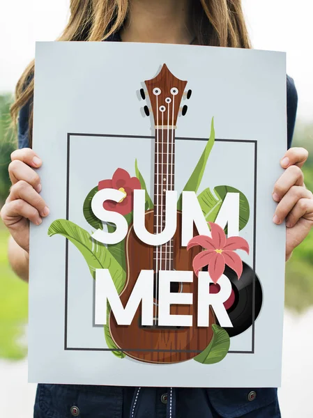 Mujer sosteniendo banner con guitarra — Foto de Stock