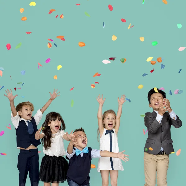 Niños celebrando con confeti —  Fotos de Stock