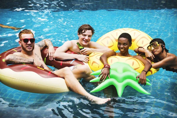 havuz kenarında zevk çeşitlilik arkadaşlar