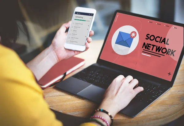 Dizüstü bilgisayarda yazan kadın klavyesi