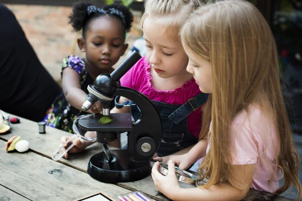 Çocuk bilim mikroskopla öğrenme