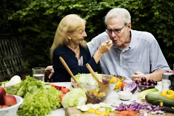 De voeding man vrouw met salade — Stockfoto