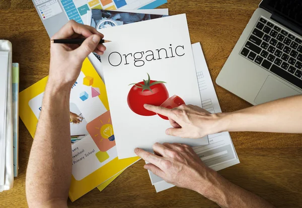 Orang Dengan Brosur Aplikasi Tomat Merah Dan Teks Organik — Stok Foto