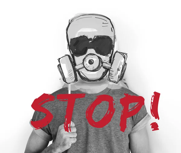 Homem segurando máscara de gás de papel — Fotografia de Stock