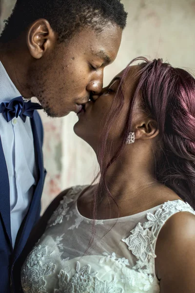 Sposo africano e sposa — Foto Stock