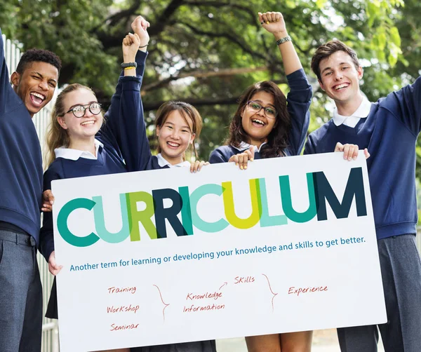 Estudiantes multiculturales felices con la bandera — Foto de Stock