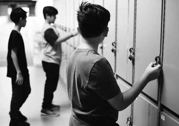 Pojkar i skolan-korridoren — Stockfoto