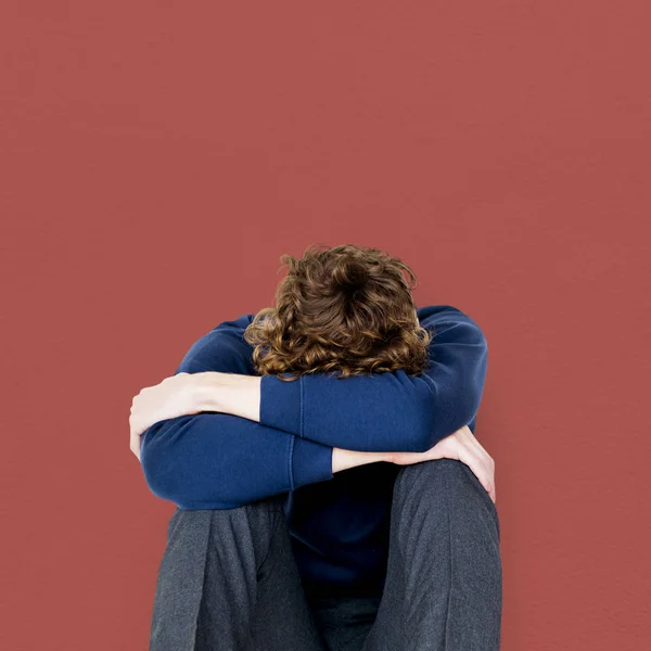 Gestresste Studentin sitzt allein — Stockfoto