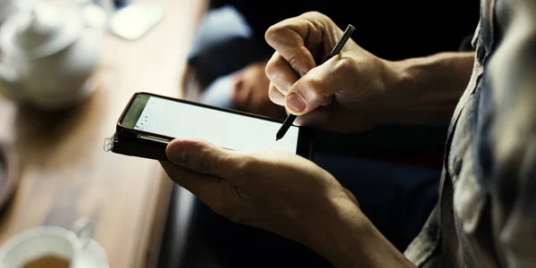 Handen met behulp van mobiele telefoon — Stockfoto