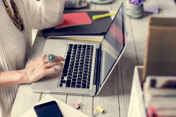 Donna digitando sulla tastiera del computer portatile — Foto Stock