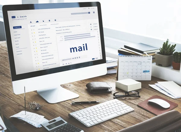 Computerbildschirm auf dem Tisch — Stockfoto