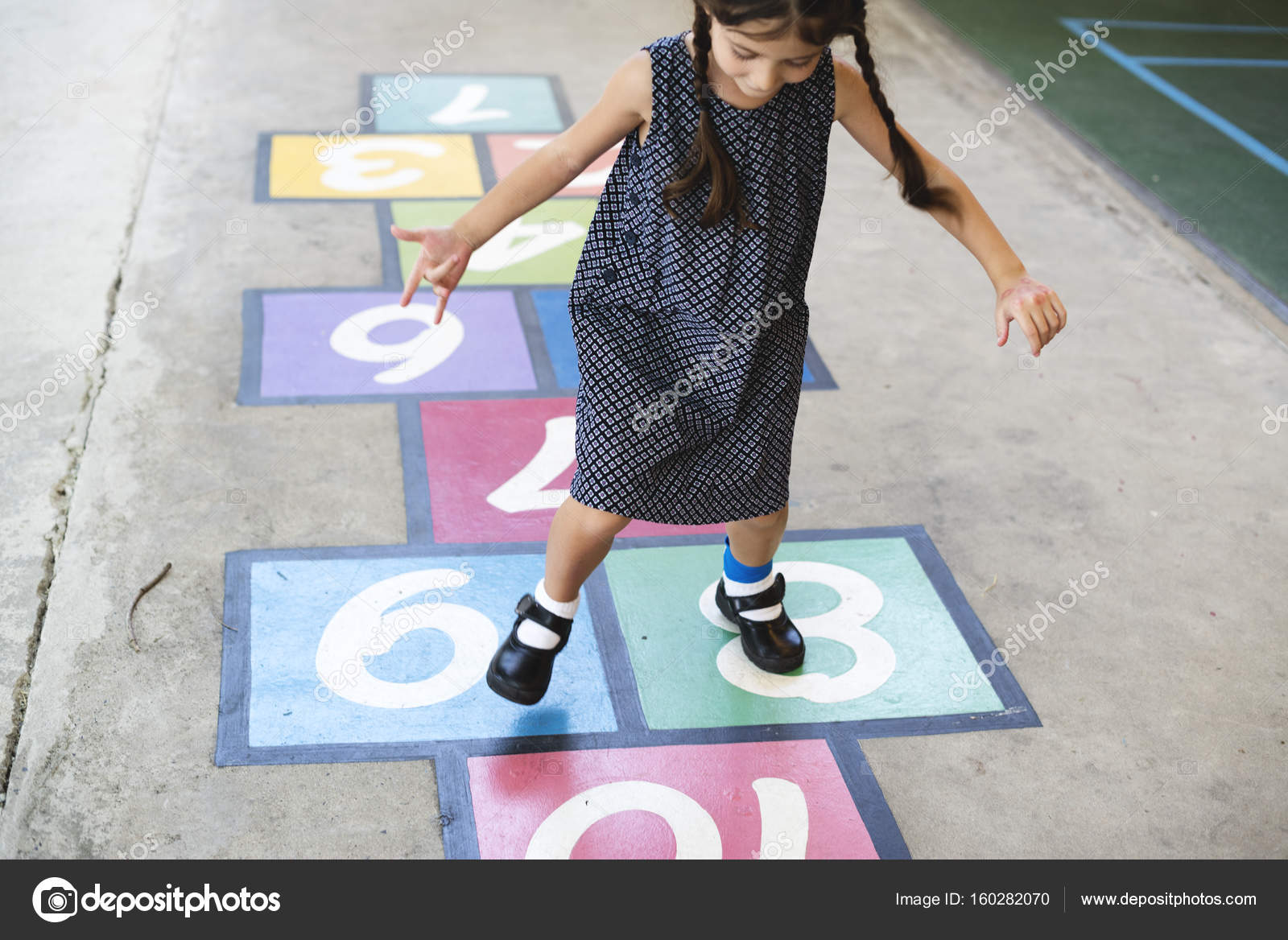 Хоппи хопскотч. Хоппи хопскотч. Cyan happy hopscotch. Дети играющие в классики. Хоппи лагер.