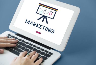 Dizüstü bilgisayarda yazan kadın klavyesi