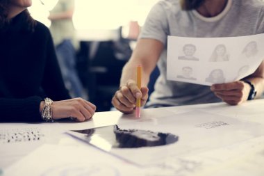 iş adamları fikirleri hakkında konuşmak