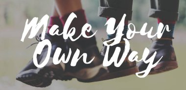 iki çift ayakkabı ayaklarda asılı