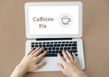 Dizüstü bilgisayarda yazan kadın klavyesi