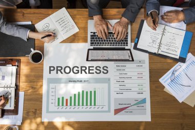 Eller iş adamları tablo üzerinde 